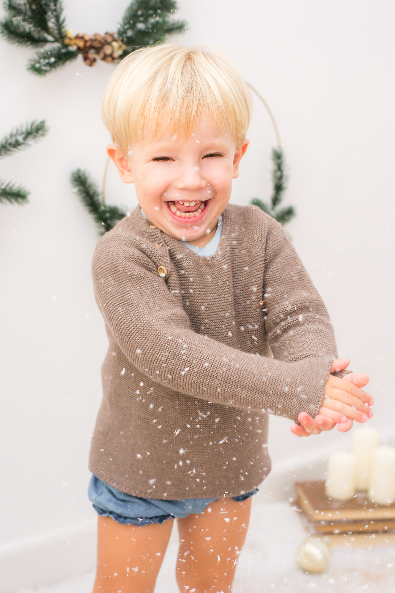 Sesión de fotos navideñas que refleja la alegría y el espíritu festivo de la niñez. 