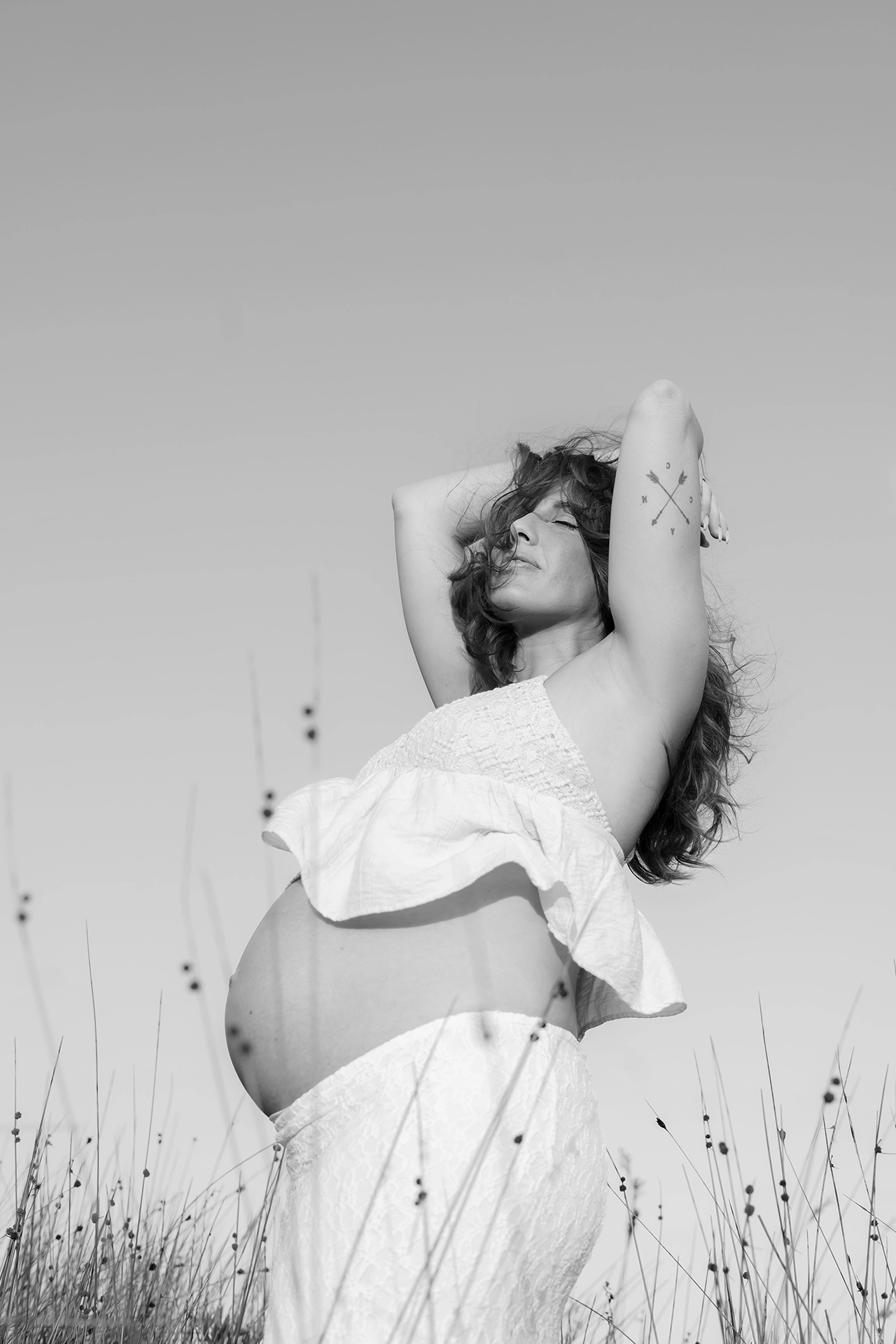 Retrato íntimo de futura mamá en su octavo mes de embarazo, en Silla, Valencia.