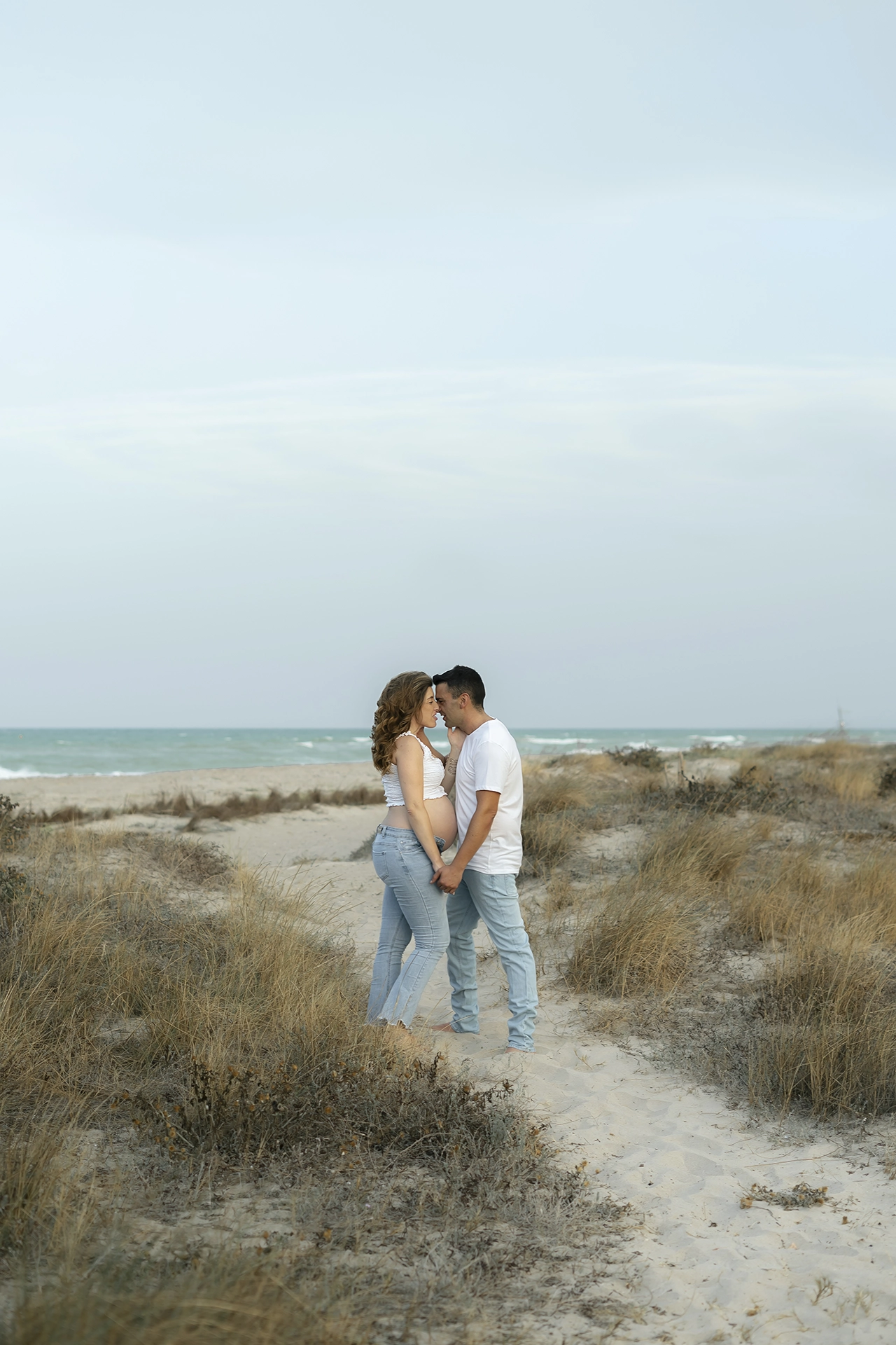 pareja abrazando la barriga durante una sesión de embarazo en exteriores, Silla.
