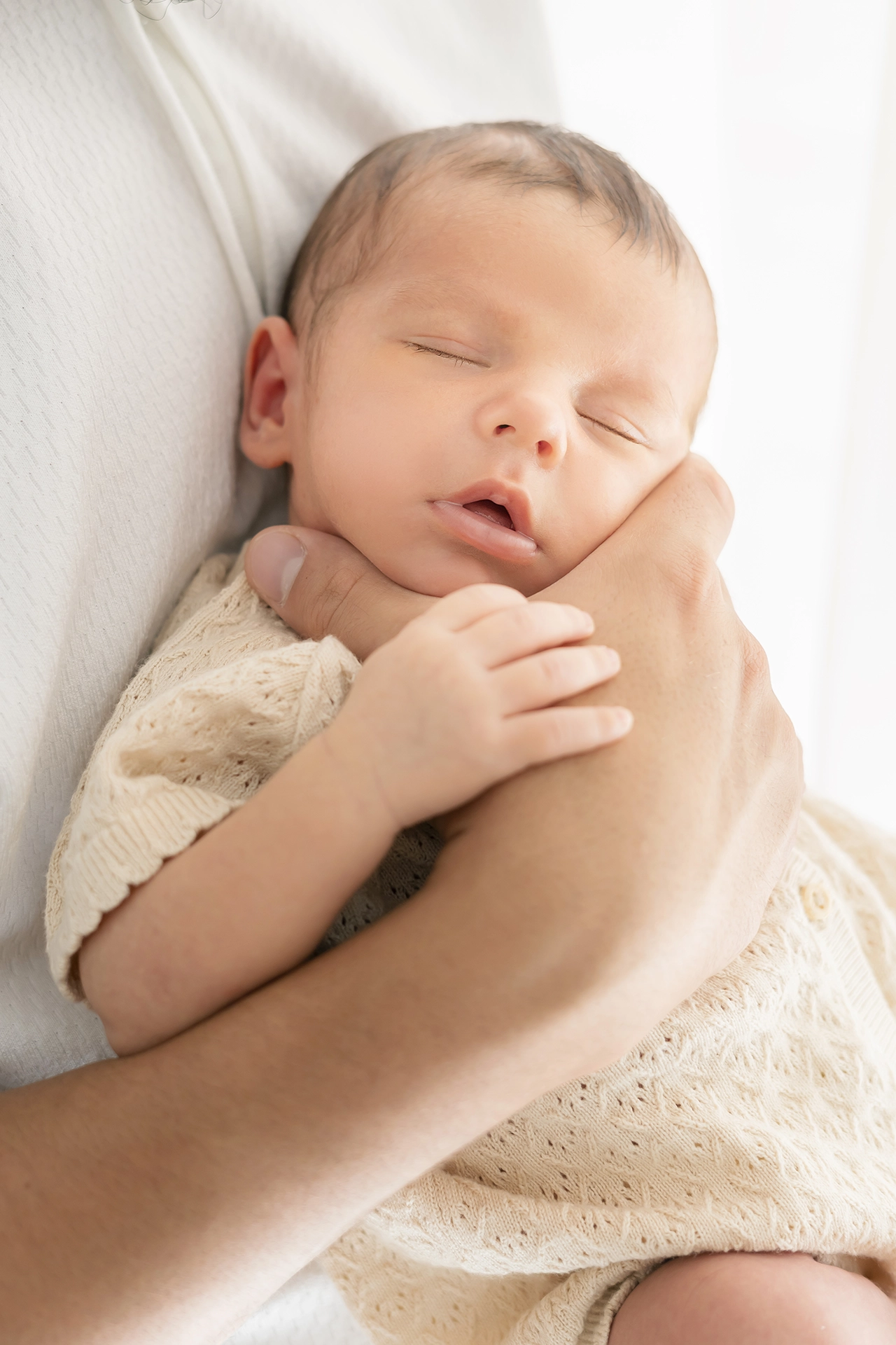 foto de Recién nacido con padres - Fotografía familiar en Silla Valencia Sesión familiar con recién nacido, fotografía íntima y natural en Silla, Valencia.