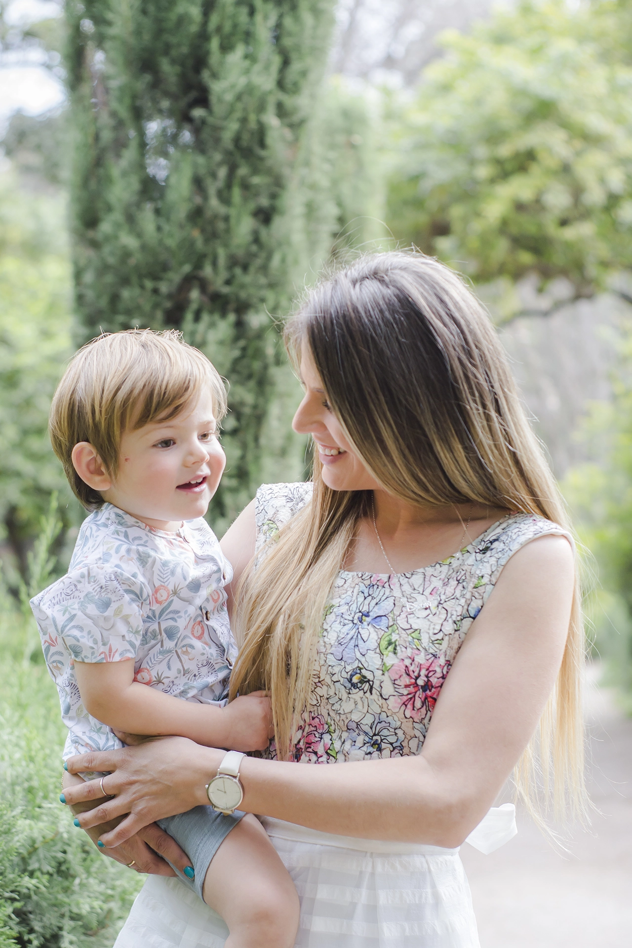 Sesión de fotos de familia en parque Monforte Valencia Foto en parque de valencia, madre con su hijo pequeño en los brazos, estilo natural y minimalista