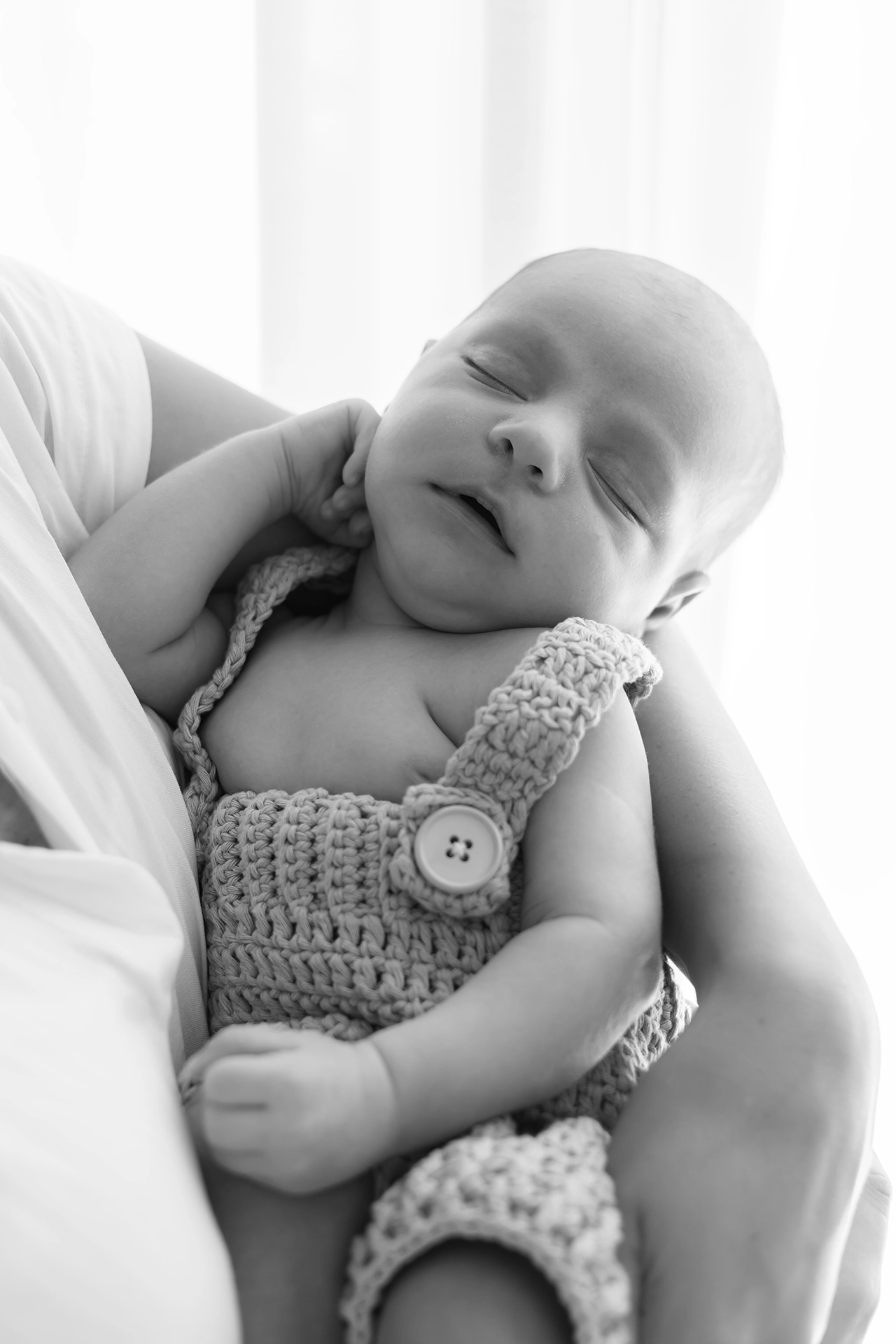 Sesión recién nacido en estudio - Silla Valencia Fotografía profesional de recién nacido dormido, realizada en estudio fotográfico en Silla, Valencia. Imagen con luz natural y estilo minimalista.