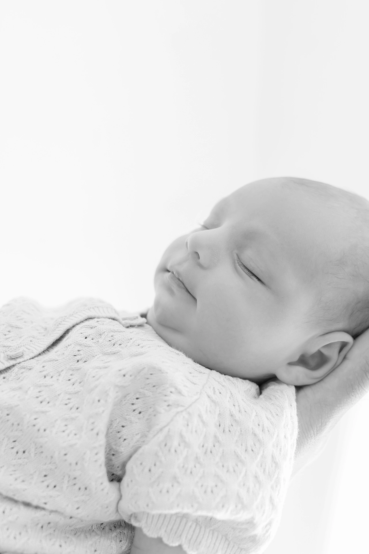 sesión newborn en estudio de luz natural valencia primer plano de bebe recien nacido en sesion de fotos newborn, fotografo en silla valencia