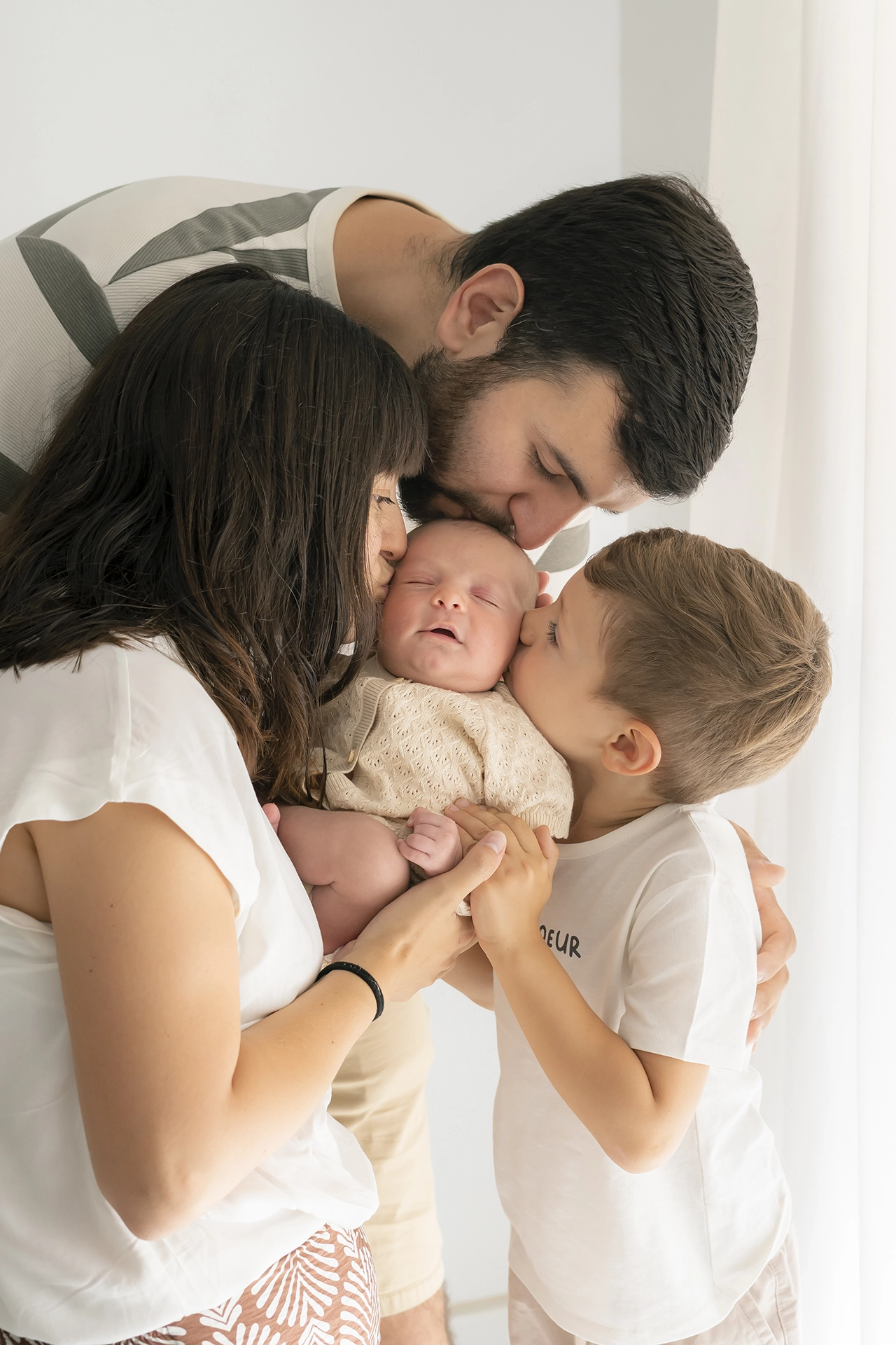Sesión de fotos newborn en familia, fotógrafade familias en Silla - Valencia familia completa en sesion de fotos de recien nacido en estudio de luz natural