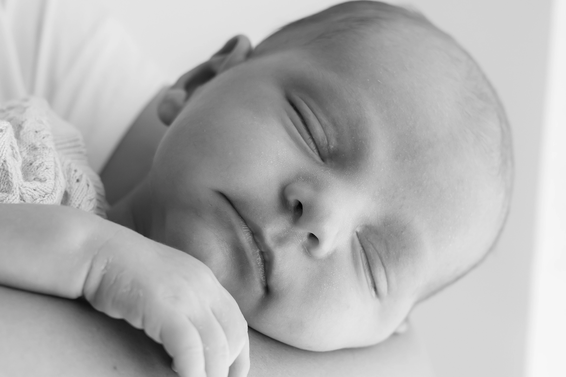 Recien nacido sesión de fotos valencia - banner imagen de un bebé recién nacido en su sesión de fotos en blanco y negro, sesión newborn lifestyle en valencia