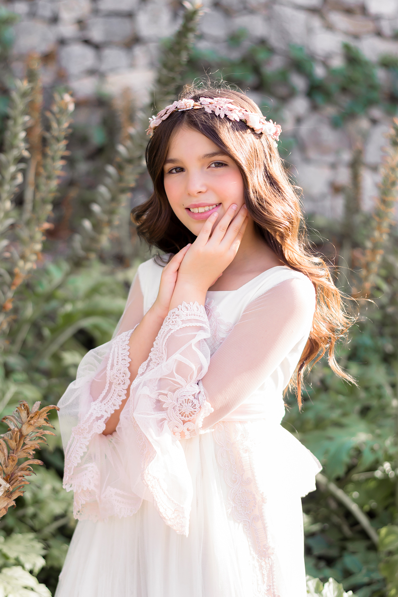 foto de una niña de 8 años con su vestido de comunión en un parque de Valencia