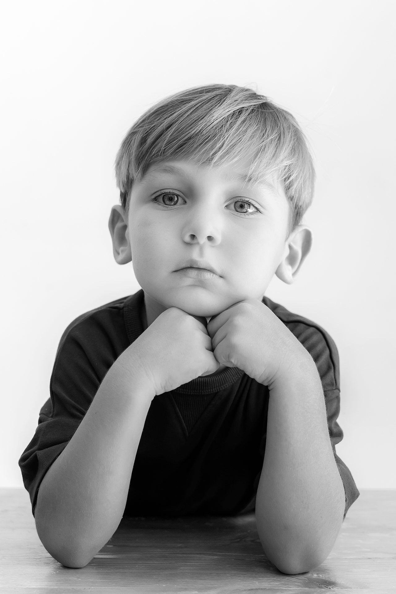 foto de un niño de 4 años mirando a cámara primer plano, de ojos claros. blanco y negro