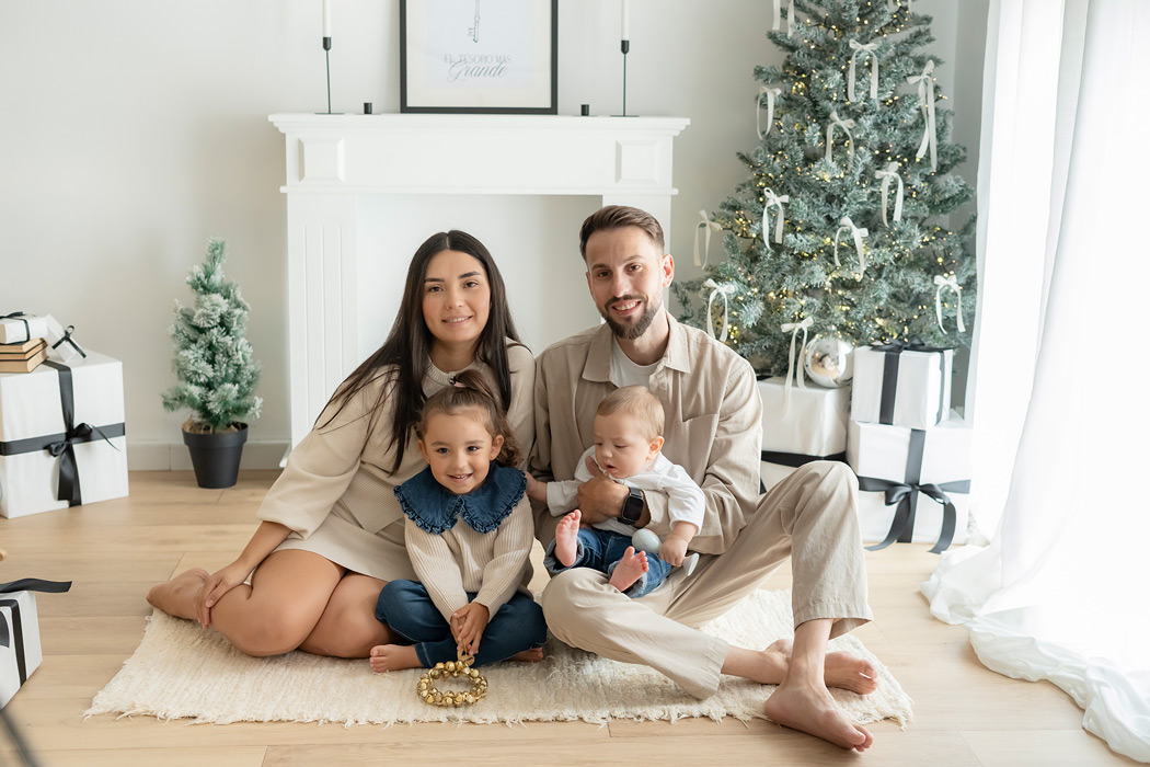 sesión de fotos de Navidad en estudio Valencia. foto familiar navideña