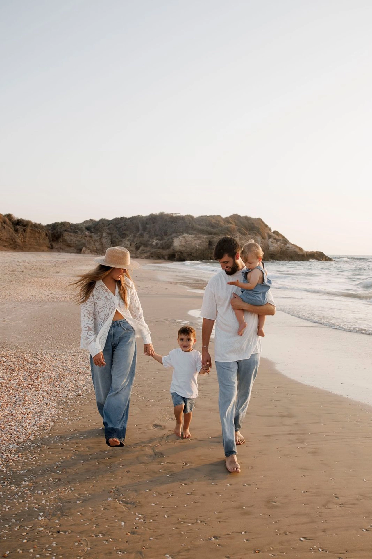 Ideas de vestuario exterior con vaqueros copia idea de que ropa usar en una sesion de fotos en exterior o en la playa valencia, foto familiar valencia