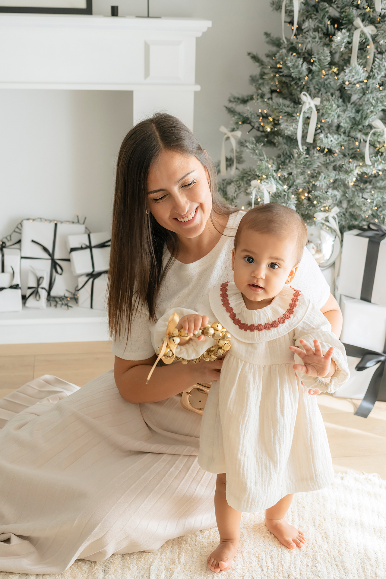 sesion fotos navidad valencia - bebé junto a su mamá fotos de navidad en estudio moderno y minimalista valencia. bebe con su mama, tonos blancos