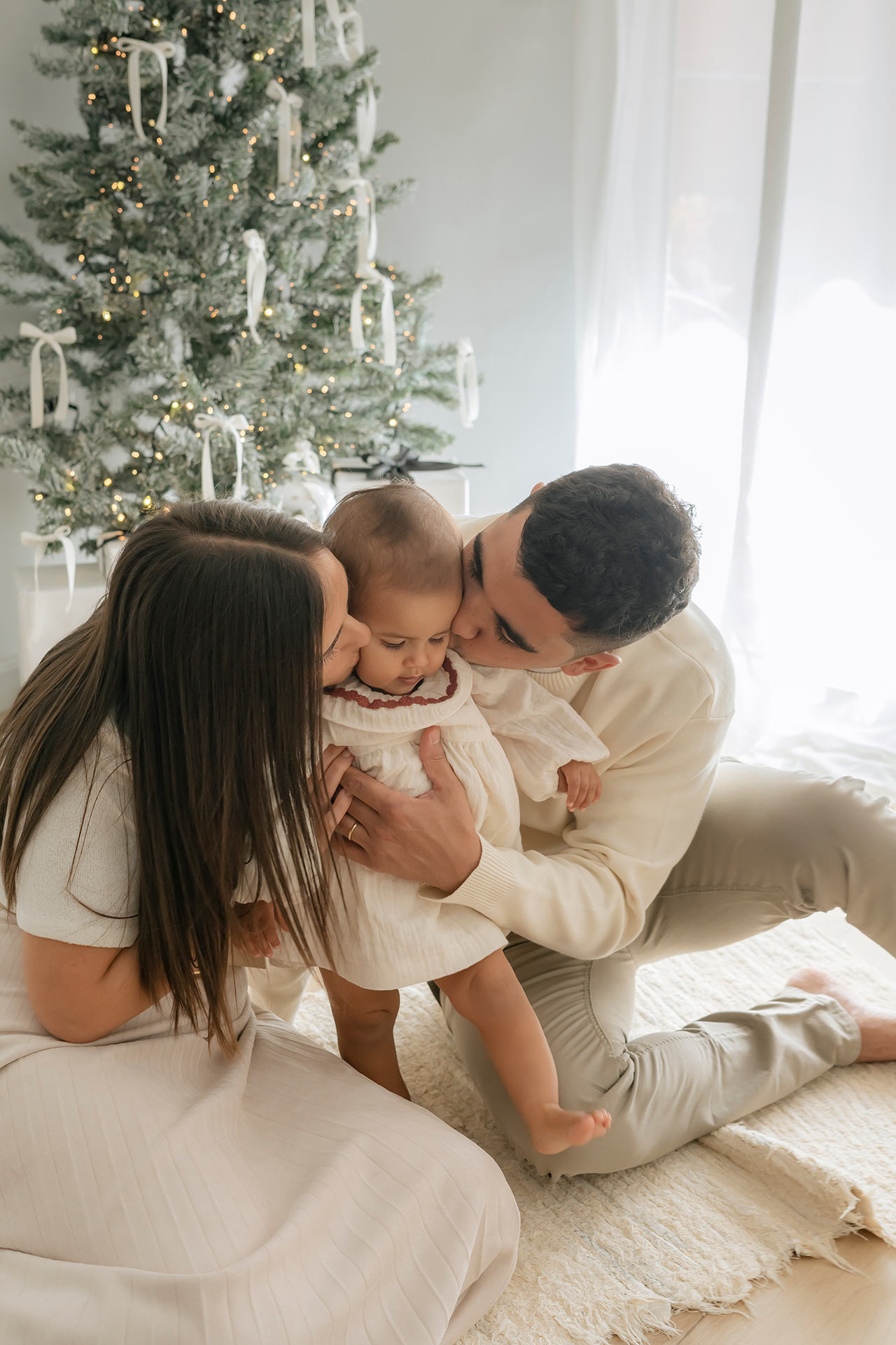 sesion fotos navidad - familia disfrutando la navidad foto de padre con ju esposa e hija en estudio de fotos, reportaje fotográfico de navidad en valencia