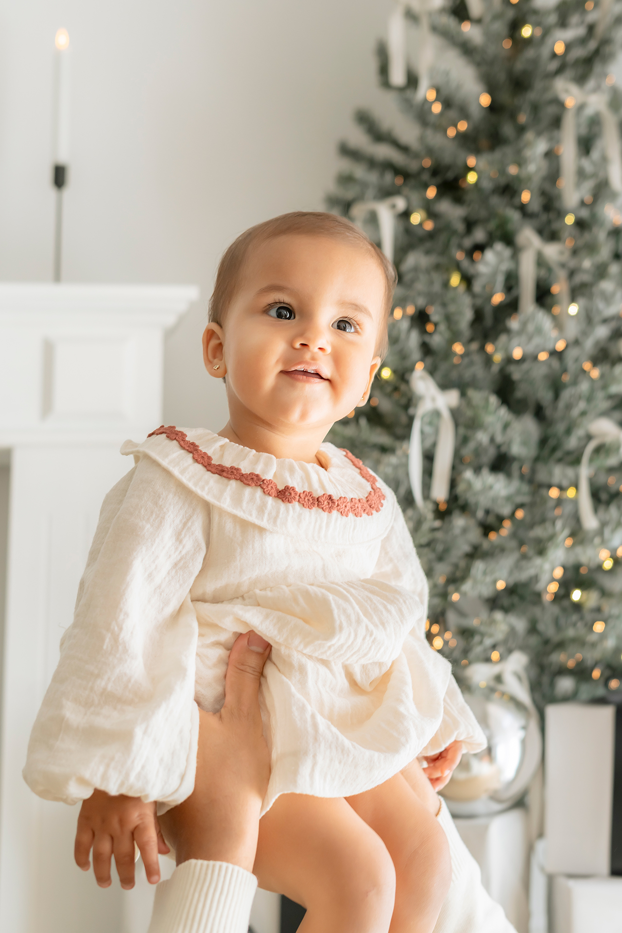Sesion fotos navidad valencia - bebé en escenario navideño foto de bebe de meses en sesion de fotos navidad