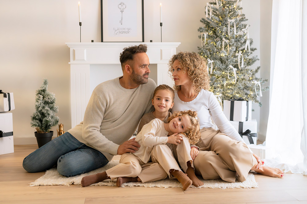 foto de familia en estudio de fotos navideño en valencia, fotografia infantil y familiar