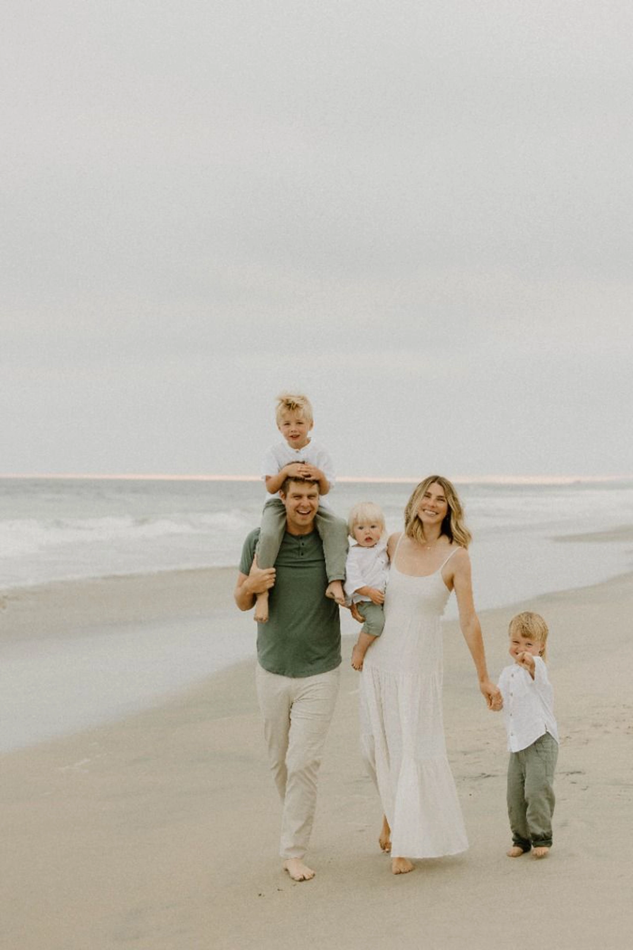 idea de vestuario exteriores copia como prepararse para una sesion de fotos en la playa, foto familiar en exterior