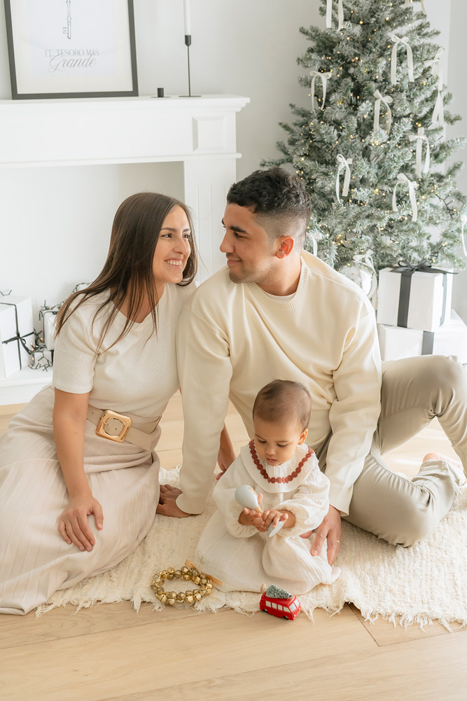 foto familiar en escenario de navidad moderno minimalista con tonos claros y neutros, fotografia familiar en valencia