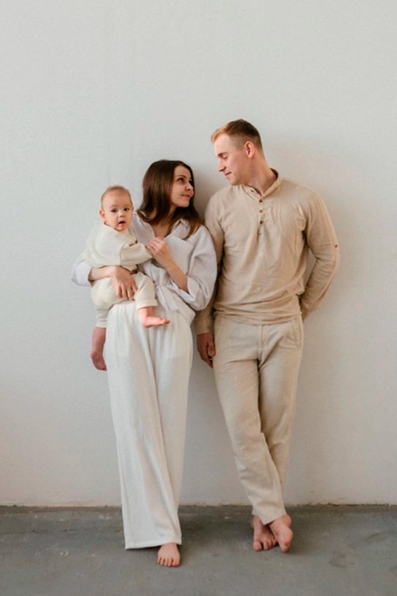 ideas de vestuario para sesión de fotos familiar cumpleaños en estudio valencia familia posando en sesion de fotos en estudio con ropa en tonos claros y neutros - fotógrafo de familias en valencia