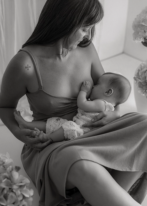 Madre amamantando a su hija pequeña