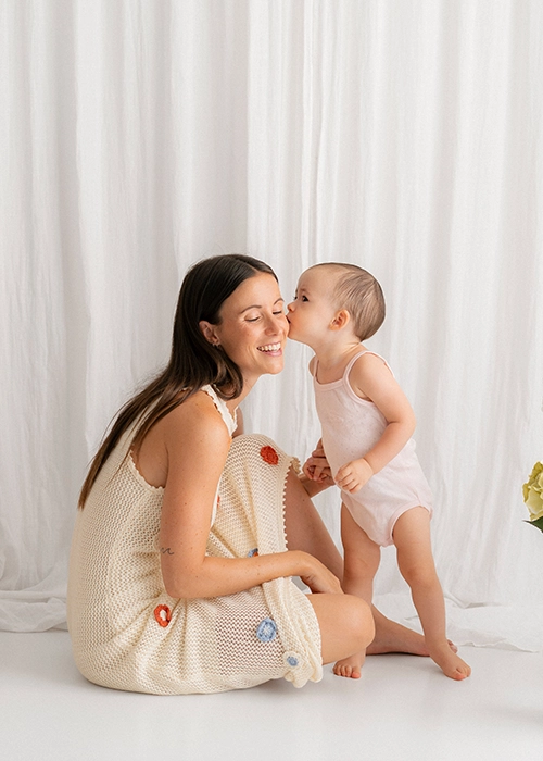 niña sonriendo junto a su madre
