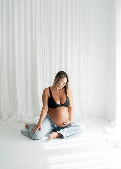 Embarazada posando en estudio fotográfico en Valencia