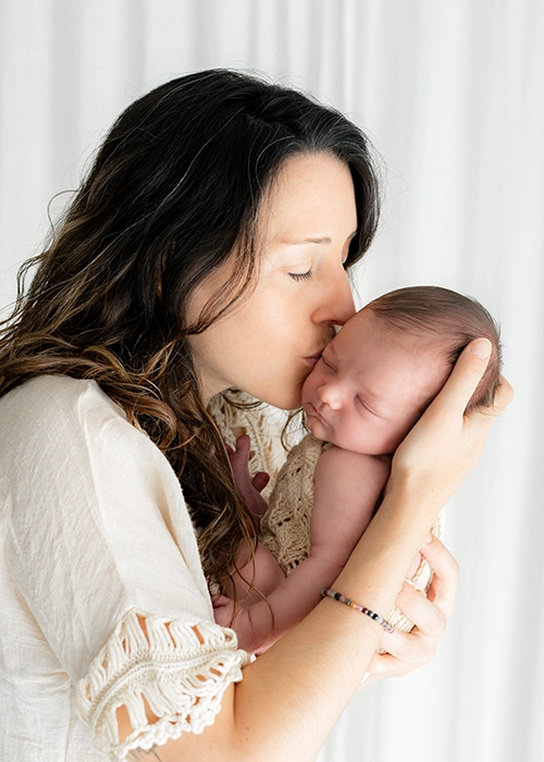 foto de madre con su bebe recien nacido en estudio de fotos blanco