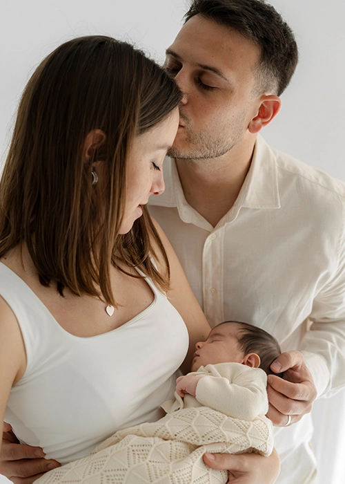 pareja con su bebe recien nacido dormido en brazos