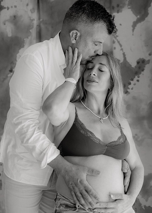 foto de pareja abrazados en estudio de fotografía