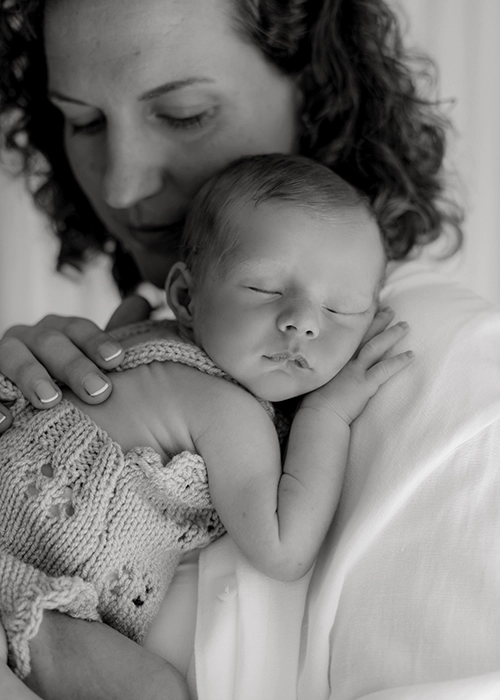 foto de bebe recien nacido junto a su madre