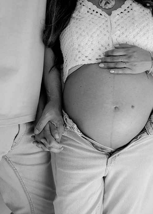 Fotografía de futura mamá en estudio