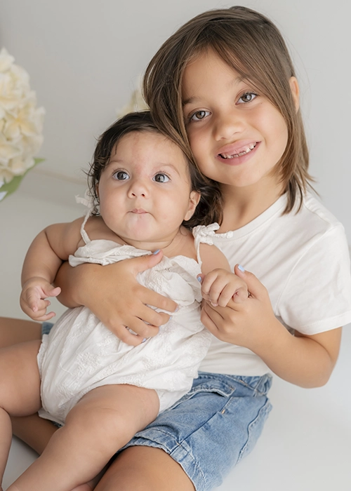 foto de hermanas sentadas en estudio